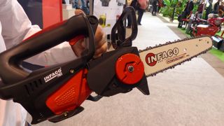 L’élagueuse, montée avec son moteur. L’outil peut être utilisé à la main, avec sa poignée, ou sur perche pour les travaux en hauteur.