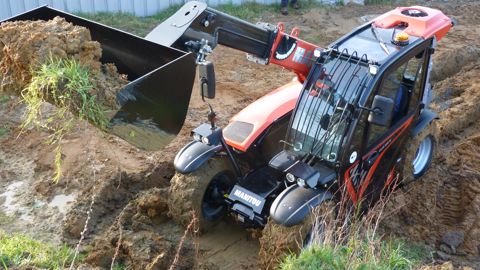Afin de gagner en poids, l’ULM est dépourvu de vérin de compensation. Le maintien de l’angle de l’équipement est géré électroniquement d’une part grâce aux mesures des capteurs de positionnement sur les vérins de mats et de tête de flèche, de l’autre grâce à un distributeur hydraulique « flow sharing » gérant des mouvements combinés. Afin de gagner en poids, l’ULM est dépourvu de vérin de compensation. Le maintien de l’angle de l’équipement est géré électroniquement d’une part grâce aux mesures des capteurs de positionnement sur les vérins de mats et de tête de flèche, de l’autre grâce à un distributeur hydraulique « flow sharing » gérant des mouvements combinés.
