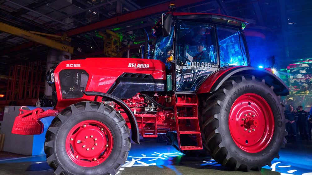 Le quatre-millionième tracteur est un modèle 2022.3 de 212 ch. Moteur 6 cylindres MMZ (Minsk Motor Zavod) de 7,12 litres. Le quatre-millionième tracteur est un modèle 2022.3 de 212 ch. Moteur 6 cylindres MMZ (Minsk Motor Zavod) de 7,12 litres.