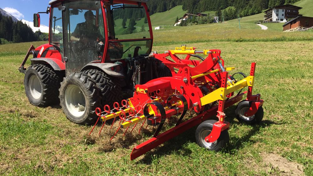 APV : une herse de prairie en position frontale WS APV : une herse de prairie en position frontale WS