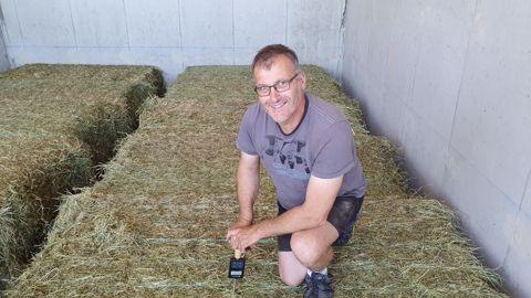Fabien Paris, agriculteur dans l’Allier, a opté pour un séchoir en grange à cellules à plat afin d’être en totale autonomie fourragère pour ses brebis de race Île-de-France. Fabien Paris, agriculteur dans l’Allier, a opté pour un séchoir en grange à cellules à plat afin d’être en totale autonomie fourragère pour ses brebis de race Île-de-France.