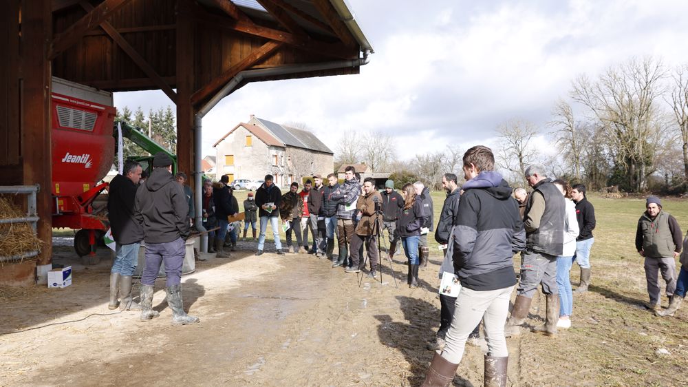 Une cinquantaine d’agriculteurs ont fait le déplacement pour découvrir trois méthodes de distribution mécanisée des aliments concentrés, lors d’une journée de démonstration organisée mi-février par la chambre d’agriculture de la Creuse. Une cinquantaine d’agriculteurs ont fait le déplacement pour découvrir trois méthodes de distribution mécanisée des aliments concentrés, lors d’une journée de démonstration organisée mi-février par la chambre d’agriculture de la Creuse.