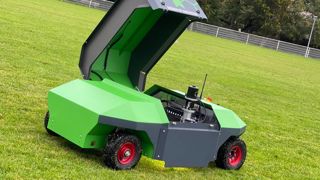 Le robot Violette de la start-up Natuition arrache les racines et resème du gazon dans la foulée !