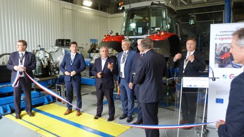Xavier Bertrand, le président des Hauts-de-France ne s’est pas fait prier pour inaugurer un outil au service d’une industrie faisant vivre plus de 3 500 salariés dans sa région. Xavier Bertrand, le président des Hauts-de-France ne s’est pas fait prier pour inaugurer un outil au service d’une industrie faisant vivre plus de 3 500 salariés dans sa région.