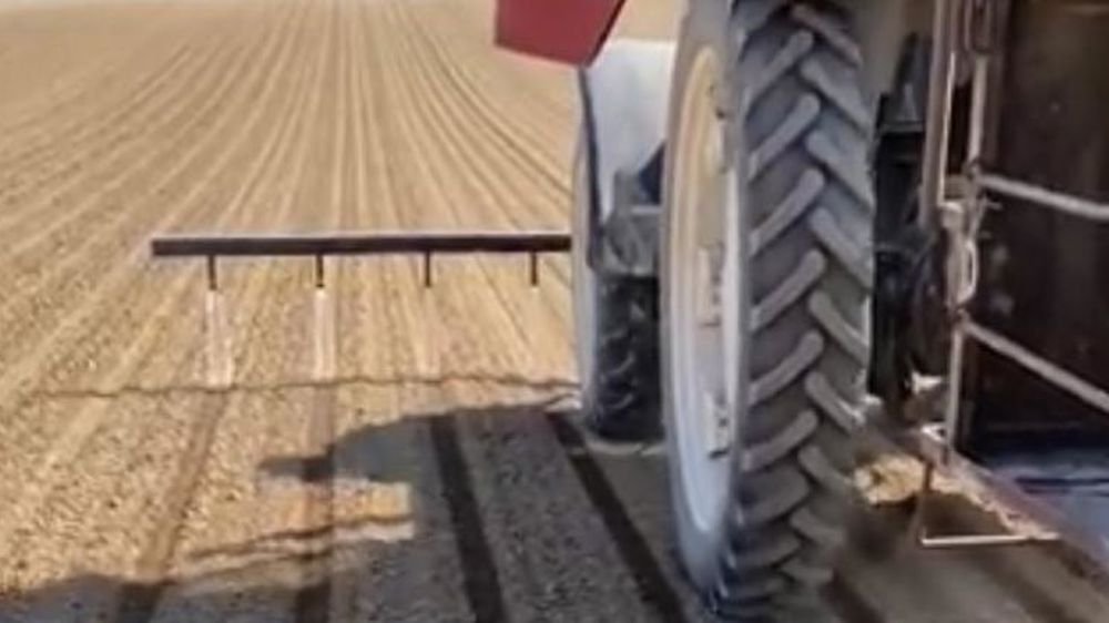 Il apporte l’eau en localisé sur ses semis de betteraves