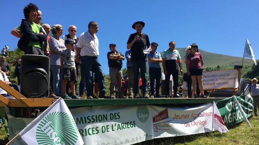 2000 personnes manifestent contre l’ours