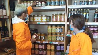 Des élèves à l’école d’un magasin de producteurs Des élèves à l’école d’un magasin de producteurs
