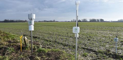 Un pluviomètre, un anémomètre et un tensiomètre ou un thermomètre, à la façon de Weenat. © R. Aries/GFA