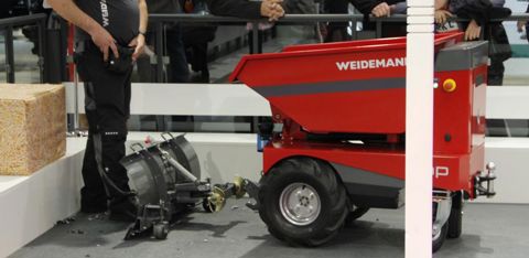 Lors de la démonstration au salon Agritechnica, l’opérateur portait la télécommande à la ceinture. Il contrôlait l’Imp pour effectuer le changement d’outil à l’avant. Le capteur Lidar bleu est aussi à l’avant de l’appareil. © Vincent Gobert