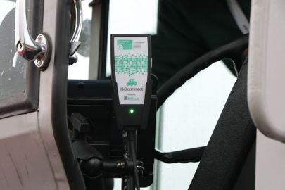 L’émetteur transfère et reçoit les données passant par la plate-forme AgriRouter. Il est donc possible de charger des cartes de préconisation d’un fournisseur membre du consortium vers une console, même dans un tracteur conçu avant 1990. © L. Coassin/GFA