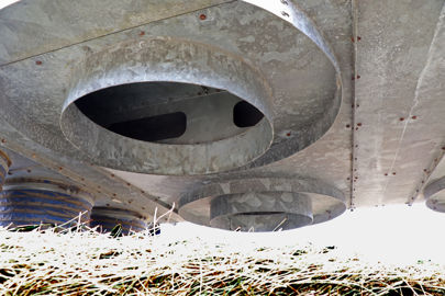 Les seules voies de sortie des caissons pour l’air pulsé sont les bouches de ventilation qui donnent directement sur les bottes. Les deux flux arrivant face à face, l’air ressort par la tranche des bottes, assurant un séchage homogène. © G. Baron/GFA