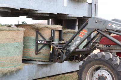 La télécommande peut être embarquée dans la cabine du tracteur pour faciliter la manutention des balles en modifiant l’espacement entre les niveaux. © G. Baron/GFA