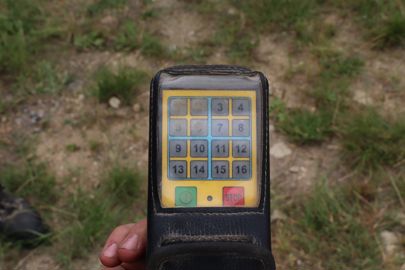 La télécommande peut être embarquée dans la cabine du tracteur pour faciliter la manutention des balles en modifiant l’espacement entre les niveaux. © G. Baron/GFA