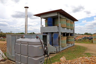 Le séchoir Clim’air 50 est installé à côté de la cuve de GNR qui alimente les tracteurs de l’EARL Papin. © G. Baron/GFA