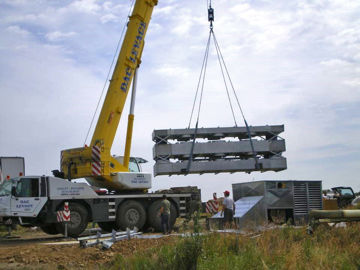La télécommande peut être embarquée dans la cabine du tracteur pour faciliter la manutention des balles en modifiant l’espacement entre les niveaux. © G. Baron/GFA