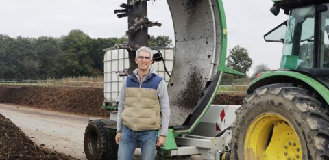 Florian Strube ne regrette pas son investissement dans cette machine. C’est grâce à elle qu’il optimise la qualité de son compost, ce qui lui a permis de convertir une partie de ses terres en bio (lire l’encadré). © G. Baron