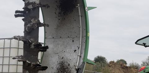Les pointes au-dessus de la machine offrent la possibilité d’installer un guide pour retourner un andain sous un géotextile perméable à l’air. C’est par les buses situées juste en dessous que le compost est arrosé. © G. Baron