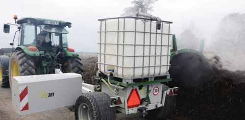 Une cuve de 1 000 l peut assurer l’ensemencement du compost et aider son mouillage. Du côté gauche de la machine, un contrepoids se déplie automatiquement lors de la descente du retourneur d’andain. © G. Baron