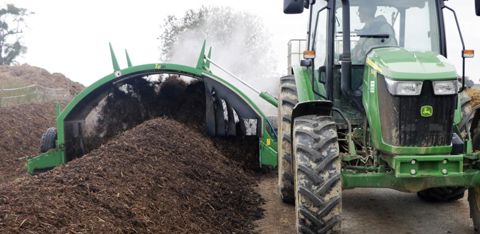 Le rotor est conçu pour assurer un brassage maximal de la matière. Les bords de l’andain sont ramenés vers le milieu tandis que le compost situé au centre est envoyé à l’extérieur. © G. Baron
