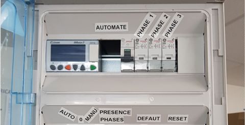 TSE vient de mettre au point un boîtier qui active et vérifie automatiquement le groupe électrogène et le courant qu’il fournit. Cette vérification peut avoir lieu, au choix, tous les huit, quinze ou trente jours. © TSE-Aldor