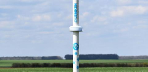 Lemken présente une station météo connectée grâce à sa collaboration avec la start-up Appsforagri. Cette station mesure la température du sol à 5 et 20 cm de profondeur, ainsi que la température et l’humidité à 25 cm de hauteur dans la végétation et à 75 cm au-dessus. © Lemken