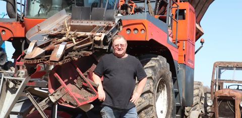 Jean-Luc Hanser, dirigeant de la SNC, possède également deux corn-picker pour récolter le maïs en épis. Il réalise 900 ha avec cette technique. © P. Peeters