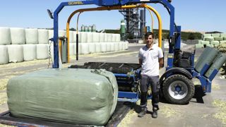 « J’économise du film plastique grâce à mon enrubanneuse de bottes carrées » « J’économise du film plastique grâce à mon enrubanneuse de bottes carrées »