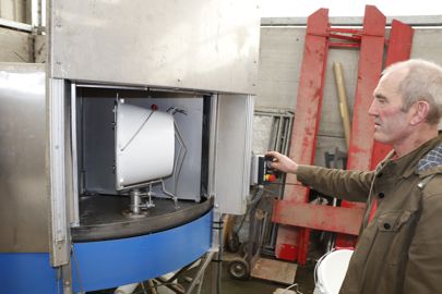 Sur le premier prototype, une porte-guillotine se fermait après chaque pose de seau, avant d’entamer la rotation. Cette solution, qui faisait perdre une dizaine de secondes, a été abandonnée. © C. Le Gall