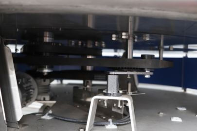 Sur la couronne d’entraînement du « Clean Bucket System », l’axe de support du seau sur le poste de mise en place est monté sur une roue libre (voir au premier plan). © C. Le Gall