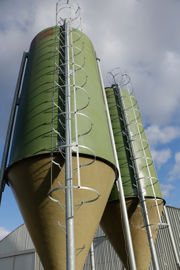 Christophe n’a plus besoin de prendre de risque en montant sur les silos pour connaître leur niveau de remplissage. © G. Baron