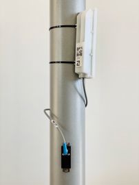 Sous la couche de protection du capteur Nanolike, un dispositif de quelques centimètres est vissé directement dans le pied du silo. Au-dessus, le boîtier contient une batterie d’alimentation et une antenne pour transmettre les données. © Nanolike