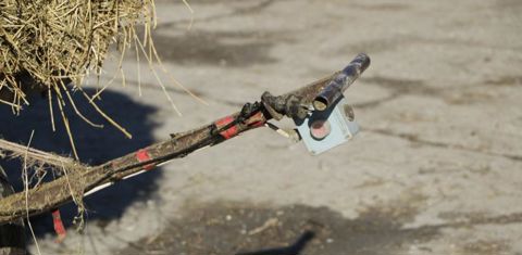 Pour manier ce chariot, un manche est relié à l’essieu avant pivotant. Un petit boîtier muni de boutons en commande l’avancement. C’est également ici que se trouve la prise du chargeur de batterie. © G. Baron/GFA