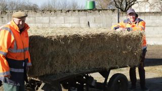 « Je distribue mon foin avec un chariot électrique » « Je distribue mon foin avec un chariot électrique »
