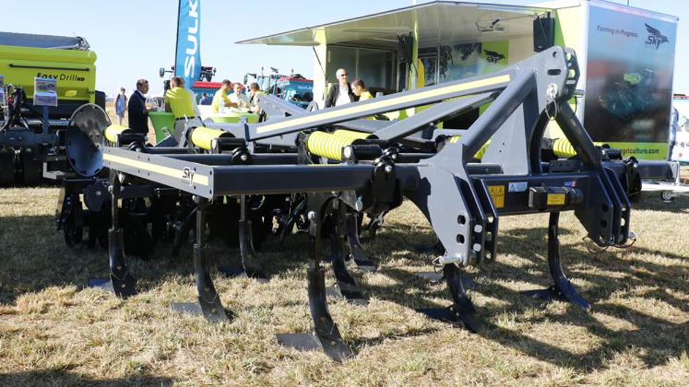 Un déchaumeur à dents porté chez Sky