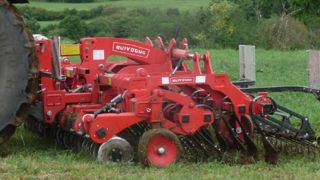 La herse HRP pour régénérer les prairies La herse HRP pour régénérer les prairies