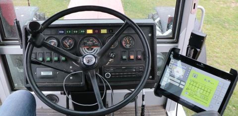 Même un tracteur ancien peut être connecté à Agrirouter grâce au kit de télémétrie et à l’application sur tablette faisant office de terminal de commande. © L. Coassin/GFA