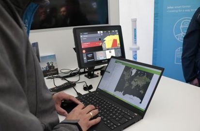 Le terminal CCI 1200 en arrière-plan transmet les informations à l’ordinateur qui les renvoie vers une console dans un tracteur. © L. Coassin/GFA