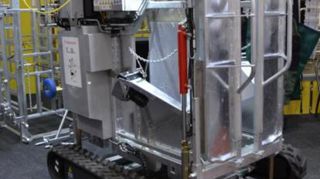 Des chenilles sur une cage de parage Des chenilles sur une cage de parage