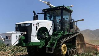 Une entreprise californienne robotise les John Deere Une entreprise californienne robotise les John Deere