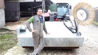 « J’ai fabriqué une interface de balayage adaptée à mon godet à grains » « J’ai fabriqué une interface de balayage adaptée à mon godet à grains »