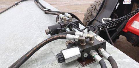 « Pour l’hydraulique, j’ai installé une électrovanne d’occasion pour piloter la brosse principale. J’ai dû en acheter une seconde pour gérer le repliage et l’entraînement de la brosse latérale. » © P. Denis