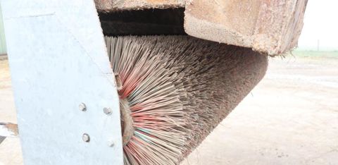 Le balai de 510 mm de diamètre est composé de plusieurs éléments de balayeuse dotés de fibres bleu et rouge. Ces dernières ont l’avantage de ne pas être trop abrasives pour le sol. © P. Denis