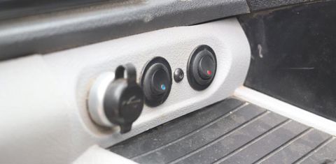 « Je me suis servi du faisceau électrique d’origine pour connecter ma première électrovanne. Par contre, j’ai dû tirer un second faisceau jusqu’à la cabine pour la seconde électrovanne », indique Maxime. Deux interrupteurs sont prévus pour piloter les différentes fonctions. © P. Denis