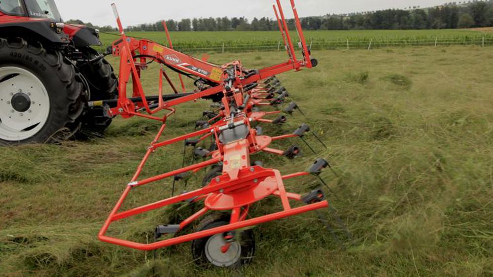 Une faneuse portée à huit rotors