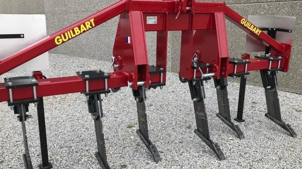 Guilbart propose une lame droite à pointe décalée pour un travail du sol plus vertical. © Guilbart