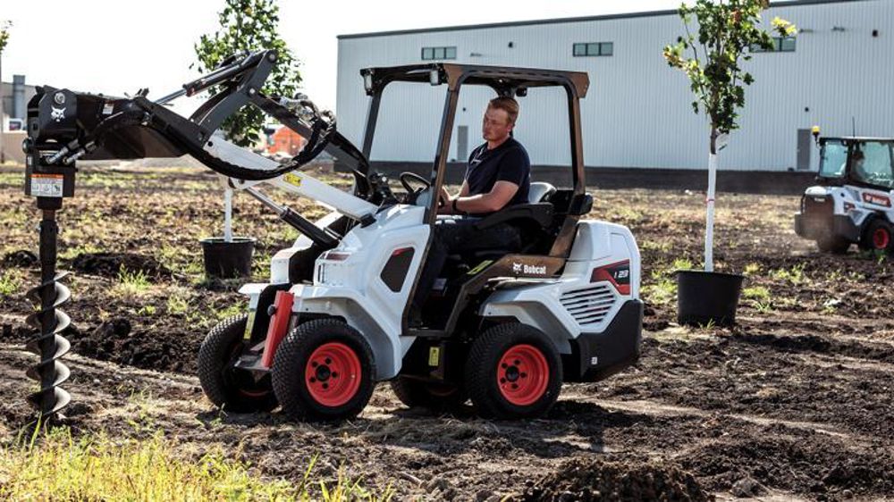 Les petites chargeuses articulées Bobcat se déclinent en version Canopy (au premier plan) ou cabine. ©Bobcat
