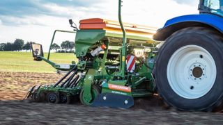 Une ligne de semis destinée aux tracteurs de faible puissance. © Amazone Une ligne de semis destinée aux tracteurs de faible puissance. © Amazone