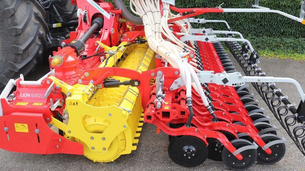 Pöttinger équipe son combiné d’un réglage centralisé de la profondeur de semis, disposé de chaque côté de machine. © P. Denis