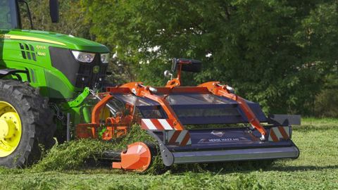 Le Merge Maxx 440 F Kuhn peut aussi séparer et aider les andains trop volumineux à sécher. © Kuhn