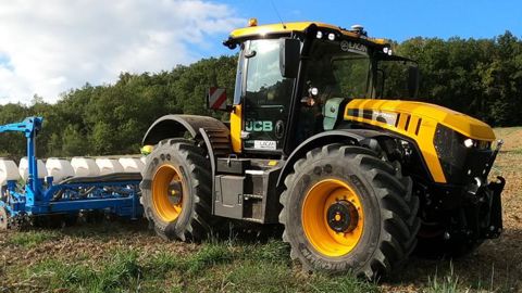 JCB collabore avec Arvalis et Trimble pour améliorer le guidage par GPS de ses tracteurs dans les dévers. © JCB